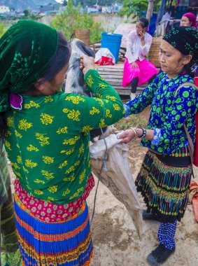 Dong Van, Vietnam - Ekim 16: Hafta sonu Pazar Dong Van Vietnam üzerinde 16 Eylül 2018. Piyasada çevreleyen tepelerden etnik gruplar için ticari bir yer
