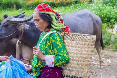 Dong Van, Vietnam - Ekim 16: Hafta sonu Pazar Dong Van Vietnam üzerinde 16 Eylül 2018. Piyasada çevreleyen tepelerden etnik gruplar için ticari bir yer