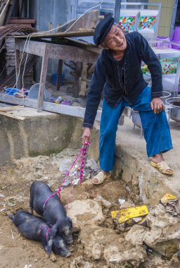 Dong Van, Vietnam - Ekim 16: Hafta sonu Pazar Dong Van Vietnam üzerinde 16 Eylül 2018. Piyasada çevreleyen tepelerden etnik gruplar için ticari bir yer