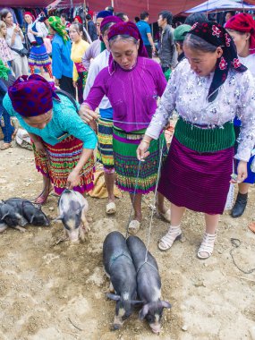 Dong Van, Vietnam - Ekim 16: Hafta sonu Pazar Dong Van Vietnam üzerinde 16 Eylül 2018. Piyasada çevreleyen tepelerden etnik gruplar için ticari bir yer