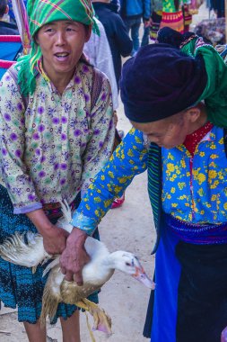 Dong Van, Vietnam - Ekim 16: Hafta sonu Pazar Dong Van Vietnam üzerinde 16 Eylül 2018. Piyasada çevreleyen tepelerden etnik gruplar için ticari bir yer