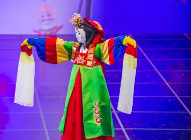 Andong, Kore - Ekim 02: Kore Halk dansçı gerçekleştirmek Andong Güney Kore'de Maskdance Festivali'nde üzerinde 02 Ekim 2018