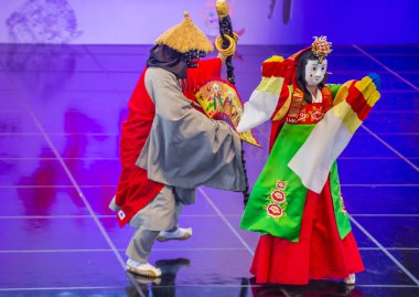 Andong, Kore - Ekim 02: Kore Halk dansçılar Andong Güney Kore'de Maskdance Festivali'nde üzerinde 02 Ekim 2018 gerçekleştirmek