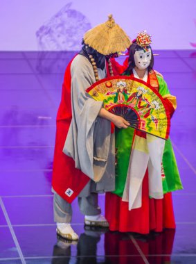 Andong, Kore - Ekim 02: Kore Halk dansçılar Andong Güney Kore'de Maskdance Festivali'nde üzerinde 02 Ekim 2018 gerçekleştirmek