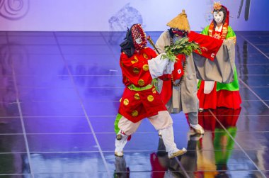 Andong, Kore - Ekim 02: Kore Halk dansçılar Andong Güney Kore'de Maskdance Festivali'nde üzerinde 02 Ekim 2018 gerçekleştirmek