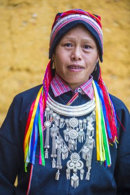 Ha Giang, Vietnam - Ekim 14: Kırmızı Dao azınlık Ha Giang Vietnam üzerinde 14 Eylül 2018 yakınlarındaki bir kasabada'kadın. Kırmızı Dao Vietnam 54 etnik gruplarından biridir