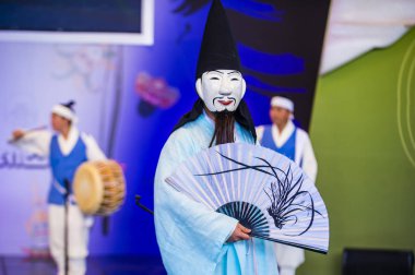 Andong, Kore - Ekim 01: traditinal Andong Güney Kore, Kore Maskdance üzerinde 01 Ekim 2018 gerçekleştirme aktörler, Maskdance Festivali Andong içinde her yıl düzenlenen