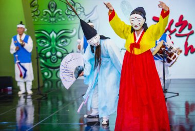 Andong, Kore - Ekim 01: traditinal Andong Güney Kore, Kore Maskdance üzerinde 01 Ekim 2018 gerçekleştirme aktörler, Maskdance Festivali Andong içinde her yıl düzenlenen