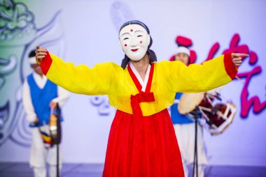 Andong, Kore - Ekim 01: traditinal Andong Güney Kore, Kore Maskdance üzerinde 01 Ekim 2018 gerçekleştirme aktörler, Maskdance Festivali Andong içinde her yıl düzenlenen