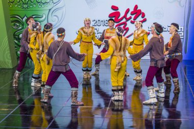Andong, Kore - Ekim 02: Üzerinde 02 Ekim 2018 Andong Güney Kore'de düzenlenen Uluslararası Maskdance Festivali'nde halk Ensemble Yakutya Gulun Rusya'dan dansçılar gerçekleştirmek