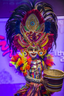 Andong, Kore - Ekim 01: Filipino dansçı Bacolod Festivali Maskdance festivalinde gerçekleştirmek Masskara üzerinde 01 Ekim 2018 Andong Güney Kore'de düzenlenen
