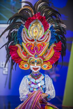 Andong, Kore - Ekim 01: Filipino dansçı Bacolod Festivali Maskdance festivalinde gerçekleştirmek Masskara üzerinde 01 Ekim 2018 Andong Güney Kore'de düzenlenen