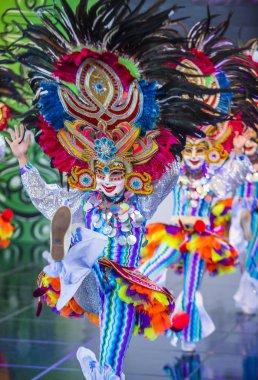 Andong, Kore - Ekim 01: Filipino dansçılar Bacolod Masskara festival üzerinde 01 Ekim 2018 Andong Güney Kore'de düzenlenen Maskdance festivalinde gerçekleştirmek