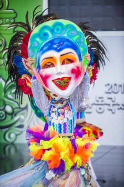Andong, Kore - Ekim 01: Filipino dansçı Bacolod Festivali Maskdance festivalinde gerçekleştirmek Masskara üzerinde 01 Ekim 2018 Andong Güney Kore'de düzenlenen