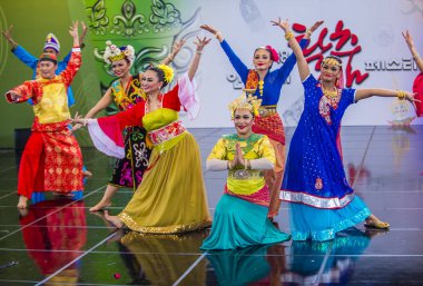 Andong, Kore - Ekim 02: dansçılar dans groupe Malezya Anak seni Asya'dan gerçekleştirmek üzerinde 02 Ekim 2018 Andong Güney Kore'de düzenlenen Maskdance Festivali