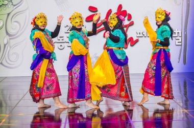 Andong, Kore - Ekim 01: Sma Nasima dans groupe gerçekleştirmek maske Semaran gelen Endonezya dansçılar üzerinde 01 Ekim 2018 Andong Güney Kore'de festival dans 