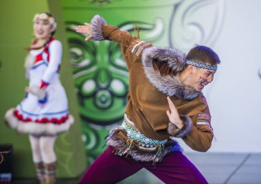 Andong, Kore - Ekim 02: halk Ensemble Gulun, Yakutya Kuzey gelen dansçılar Rusya gerçekleştirmek üzerinde 02 Ekim 2018 Andong Güney Kore'de düzenlenen Maskdance Festivali