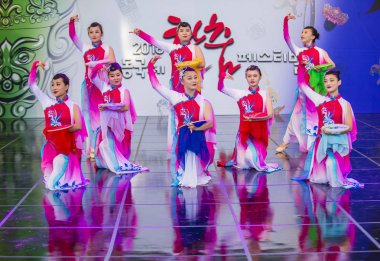 Andong, Kore - Ekim 01: Üzerinde 01 Ekim 2018 Andong Güney Kore'de düzenlenen Maskdance Festivali Çin dansçılar gerçekleştirmek