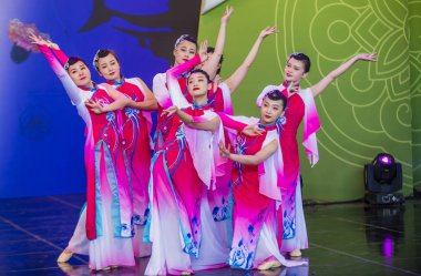 Andong, Kore - Ekim 01: Üzerinde 01 Ekim 2018 Andong Güney Kore'de düzenlenen Maskdance Festivali Çin dansçılar gerçekleştirmek