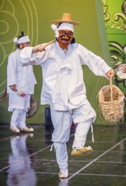 Andong, Kore - Ekim 02: Kore Halk dansçılar Andong Güney Kore'de Maskdance Festivali'nde üzerinde 02 Ekim 2018 gerçekleştirmek
