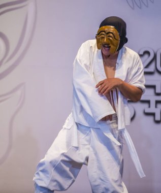 Andong, Kore - Ekim 02: Kore Halk dansçı gerçekleştirmek Andong Güney Kore'de Maskdance Festivali'nde üzerinde 02 Ekim 2018