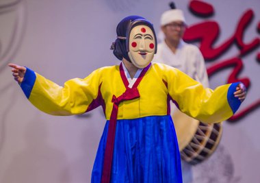 Andong, Kore - Ekim 02: Kore Halk dansçılar Andong Güney Kore'de Maskdance Festivali'nde üzerinde 02 Ekim 2018 gerçekleştirmek