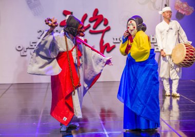 Andong, Kore - Ekim 02: Kore Halk dansçılar Andong Güney Kore'de Maskdance Festivali'nde üzerinde 02 Ekim 2018 gerçekleştirmek