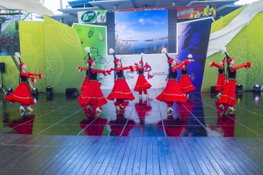 Andong, Kore - Ekim 01: Örnek koreografik Ensemble Sholpan gelen dansçılar üzerinde 01 Ekim 2018 Andong Güney Kore'de düzenlenen Maskdance festivalinde gerçekleştirmek