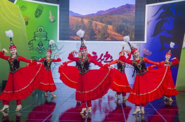 Andong, Kore - Ekim 01: Örnek koreografik Ensemble Sholpan gelen dansçılar üzerinde 01 Ekim 2018 Andong Güney Kore'de düzenlenen Maskdance festivalinde gerçekleştirmek