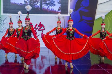 Andong, Kore - Ekim 01: Örnek koreografik Ensemble Sholpan gelen dansçılar üzerinde 01 Ekim 2018 Andong Güney Kore'de düzenlenen Maskdance festivalinde gerçekleştirmek
