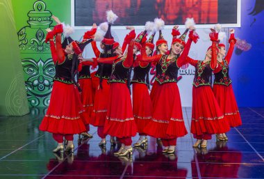 Andong, Kore - Ekim 01: Örnek koreografik Ensemble Sholpan gelen dansçılar üzerinde 01 Ekim 2018 Andong Güney Kore'de düzenlenen Maskdance festivalinde gerçekleştirmek