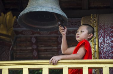 Luang Prabang, Laos - 12 Ağustos 2018: Acemi keşiş Luang Prabang Laos üzerinde 12 Ağustos 2018. Bu yaklaşık 1 içinde 3 erkek Laotians bir manastır en azından bir süre için katılmak tahmin edilmektedir