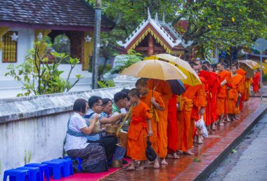 Luang Prabang, Laos - 11 Ağustos 2018: Luang Prabang Laos'ta üzerinde 11 Ağustos 2018 töreni Budist sadaka. Bu yaklaşık 1 içinde 3 erkek Laotians bir manastır katılmak tahmin edilmektedir