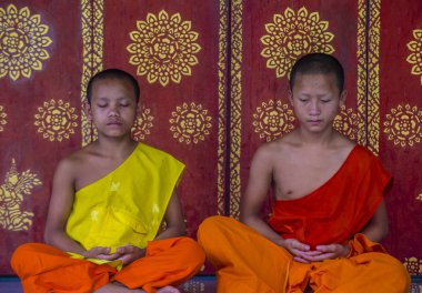Luang Prabang, Laos - 12 Ağustos 2018: Acemi rahipler Luang Prabang Laos üzerinde 12 Ağustos 2018. Bu yaklaşık 1 içinde 3 erkek Laotians bir manastır en azından bir süre için katılmak tahmin edilmektedir