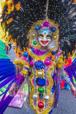 Bacolod, Filipinler - Ekim 28: Katılımcı Bacolod Filipinler üzerinde 28 Ekim 2018 Masskara Festivali. Ekim ayının dördüncü her Pazar günü düzenlenen bir yıllık festival Masskara olduğunu