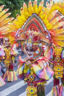 Bacolod, Filipinler - Ekim 28: Katılımcılar üzerinde 28 Ekim 2018 Bacolod Filipinler Masskara Festivali. Ekim ayının dördüncü her Pazar günü düzenlenen bir yıllık festival Masskara olduğunu
