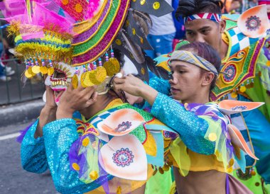 Bacolod, Filipinler - Ekim 28: Katılımcılar üzerinde 28 Ekim 2018 Bacolod Filipinler Masskara Festivali. Ekim ayının dördüncü her Pazar günü düzenlenen bir yıllık festival Masskara olduğunu