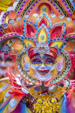 Bacolod, Filipinler - Ekim 28: Katılımcı Bacolod Filipinler üzerinde 28 Ekim 2018 Masskara Festivali. Ekim ayının dördüncü her Pazar günü düzenlenen bir yıllık festival Masskara olduğunu