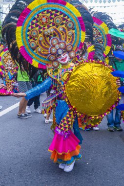 Bacolod, Filipinler - Ekim 28: Katılımcılar üzerinde 28 Ekim 2018 Bacolod Filipinler Masskara Festivali. Ekim ayının dördüncü her Pazar günü düzenlenen bir yıllık festival Masskara olduğunu