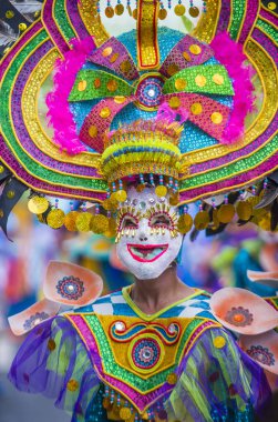 Bacolod, Filipinler - Ekim 28: Katılımcı Bacolod Filipinler üzerinde 28 Ekim 2018 Masskara Festivali. Ekim ayının dördüncü her Pazar günü düzenlenen bir yıllık festival Masskara olduğunu