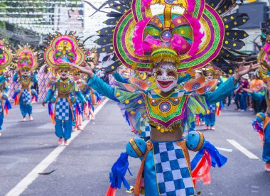 Bacolod, Filipinler - Ekim 28: Katılımcılar üzerinde 28 Ekim 2018 Bacolod Filipinler Masskara Festivali. Ekim ayının dördüncü her Pazar günü düzenlenen bir yıllık festival Masskara olduğunu