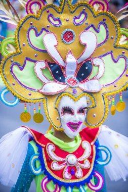 Bacolod, Filipinler - Ekim 28: Katılımcı Bacolod Filipinler üzerinde 28 Ekim 2018 Masskara Festivali. Ekim ayının dördüncü her Pazar günü düzenlenen bir yıllık festival Masskara olduğunu
