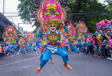 Bacolod, Filipinler - Ekim 28: Katılımcılar üzerinde 28 Ekim 2018 Bacolod Filipinler Masskara Festivali. Ekim ayının dördüncü her Pazar günü düzenlenen bir yıllık festival Masskara olduğunu