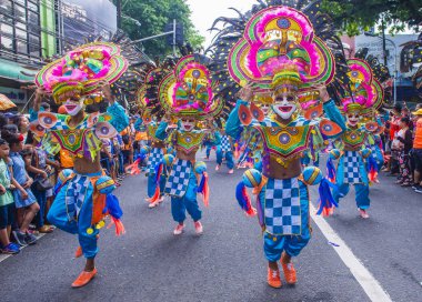 Bacolod, Filipinler - Ekim 28: Katılımcılar üzerinde 28 Ekim 2018 Bacolod Filipinler Masskara Festivali. Ekim ayının dördüncü her Pazar günü düzenlenen bir yıllık festival Masskara olduğunu