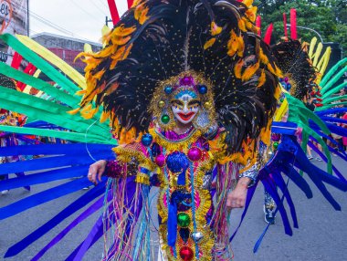Bacolod, Filipinler - Ekim 28: Katılımcı Bacolod Filipinler üzerinde 28 Ekim 2018 Masskara Festivali. Ekim ayının dördüncü her Pazar günü düzenlenen bir yıllık festival Masskara olduğunu