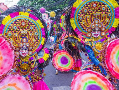 Bacolod, Filipinler - Ekim 28: Katılımcılar üzerinde 28 Ekim 2018 Bacolod Filipinler Masskara Festivali. Ekim ayının dördüncü her Pazar günü düzenlenen bir yıllık festival Masskara olduğunu