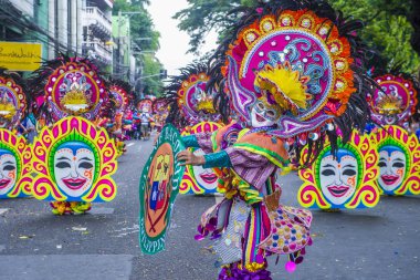 Bacolod, Filipinler - Ekim 28: Katılımcılar üzerinde 28 Ekim 2018 Bacolod Filipinler Masskara Festivali. Ekim ayının dördüncü her Pazar günü düzenlenen bir yıllık festival Masskara olduğunu
