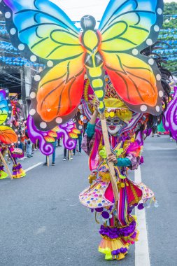 Bacolod, Filipinler - Ekim 28: Katılımcılar üzerinde 28 Ekim 2018 Bacolod Filipinler Masskara Festivali. Ekim ayının dördüncü her Pazar günü düzenlenen bir yıllık festival Masskara olduğunu