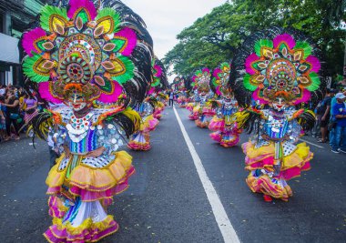 Bacolod, Filipinler - Ekim 28: Katılımcılar üzerinde 28 Ekim 2018 Bacolod Filipinler Masskara Festivali. Ekim ayının dördüncü her Pazar günü düzenlenen bir yıllık festival Masskara olduğunu