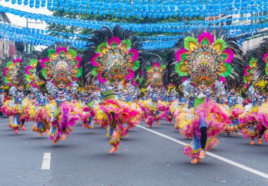 Bacolod, Filipinler - Ekim 28: Katılımcılar üzerinde 28 Ekim 2018 Bacolod Filipinler Masskara Festivali. Ekim ayının dördüncü her Pazar günü düzenlenen bir yıllık festival Masskara olduğunu